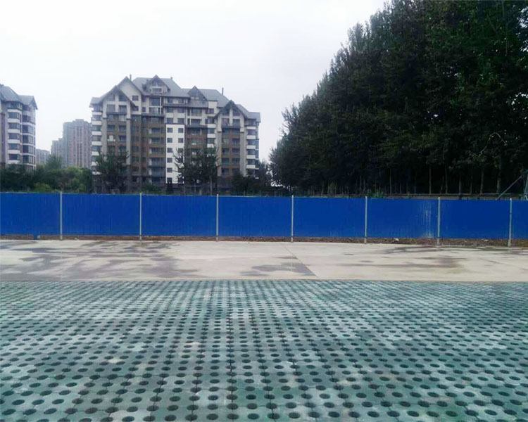 建筑工地安全必备：彩钢围挡板租赁的优势